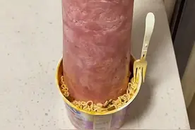 网友发一张泡面只放一根火腿肠的图片，挑起网友们的“攀比风”！图片