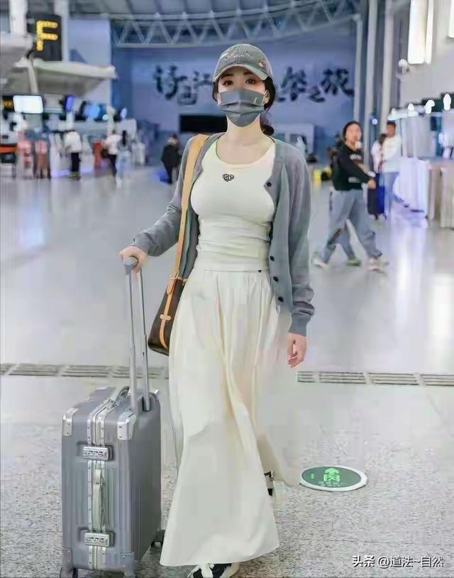 她这样穿显的胸好大	、50岁的她还是那么漂亮	，感觉像少女一样	。