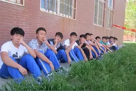 孩子聚众吸烟被劝退，家长质疑学校违法，网友：不开除留着害人？图片