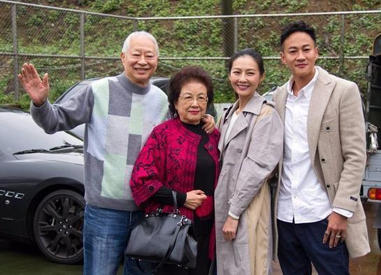 何润东妻子亮相，穿风衣配阔腿裤，公婆穿得朴素，她却美得惊艳