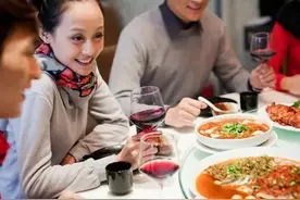 最近很闹心，单位聚餐本是件高兴的事，但座位安排让我无比排斥图片
