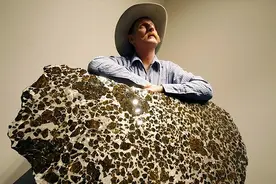 2013年, 安徽男子挖到"金石" , 表面金纯度近98% , 捡到 "金石" 要上交吗图片