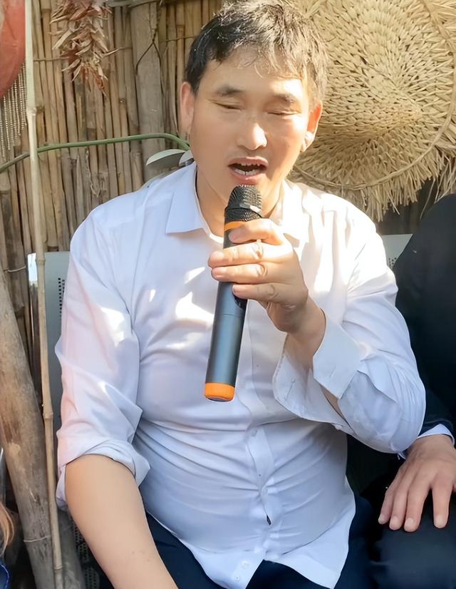 担心的事还是发生！刘强东发年货刚开始，老父亲就走上大衣哥老路