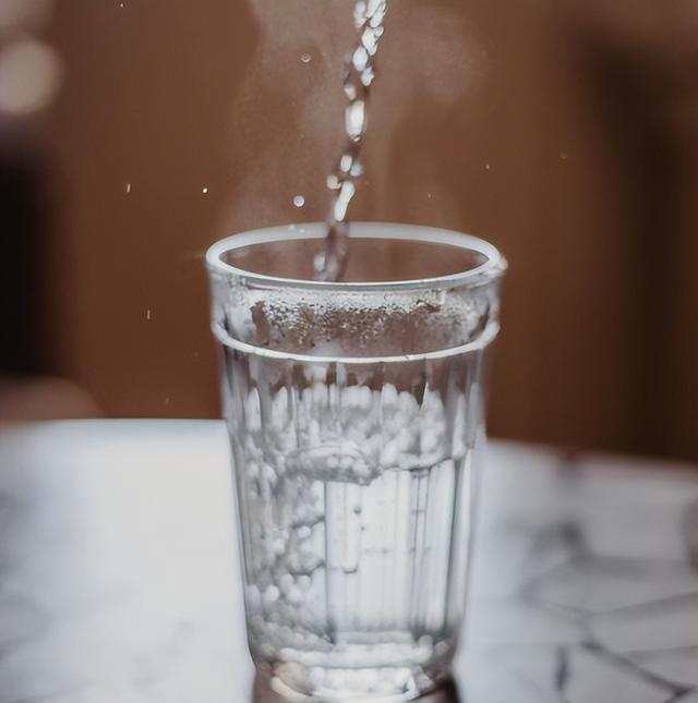 全球都在喝冷水，为什么中国人只对热水情有独钟？原因太心酸！