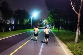 “不穿上衣怎么了？”男性跑者愤怒发声，光膀子跑步碍你眼了吗？图片
