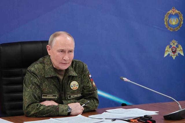 俄军再打基辅，50万人断电，普京穿着军装，对小泽发出最终警告