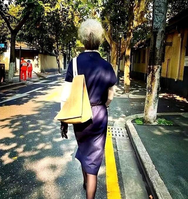 又被上海“地铁奶奶”惊艳！白发不染，穿衣朴素，却个个优雅端庄