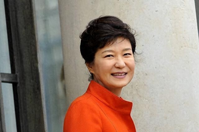 朴槿惠出狱生活：住1676平别墅	，与小10岁律师为伴，如今生活安逸