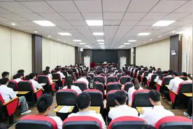 吴东来到毕节工业职业技术学院上思政课图片