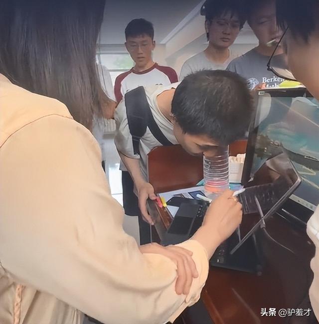 韦东奕没想到，2026刚开始，官媒高调官宣王虹喜讯	，终于等到这天