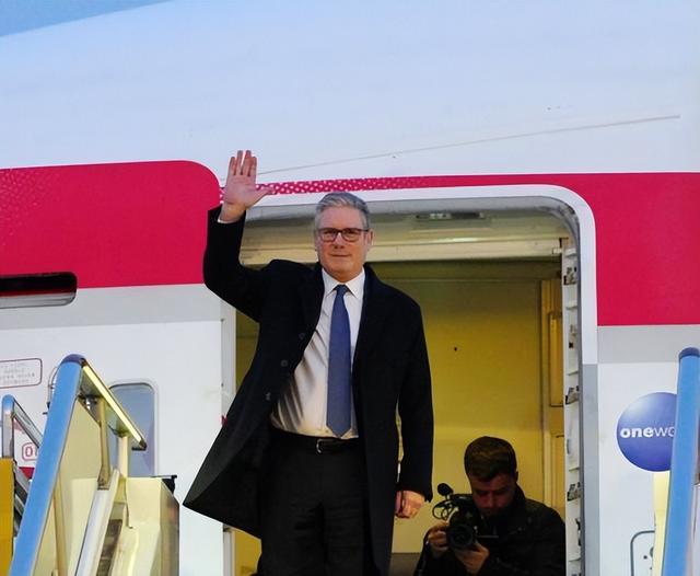 对中国有戒心？斯塔默专机落地神情紧张，随身携带的设备不简单