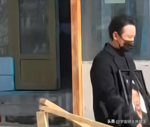 罗晋父亲葬礼现场曝光，罗晋抱遗照神情哀伤，唐嫣在身后全程陪伴