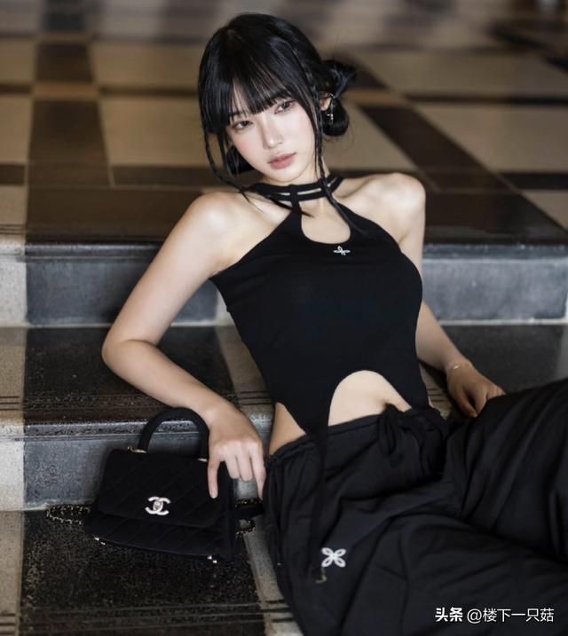 23岁七七前凸后翘超绝腰臀比 难怪44岁林俊杰送她50w包 带去见家长