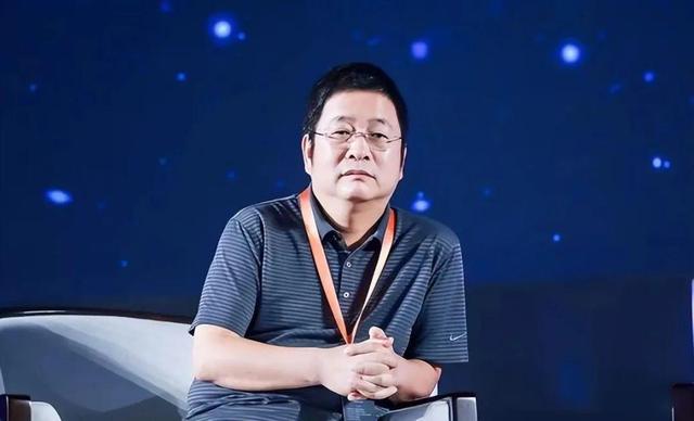 比曹德旺还狠！豪捐300亿建大学，这个中国芯片首富什么来头？