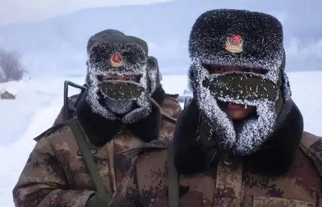 中印边境，印军顶着大雪瑟瑟发抖，中国却派出了机器人，怎么比？