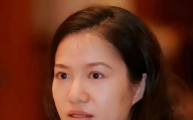 杨振宁逝后1个月,翁帆迁出别墅,带走34箱物件,那是她的全部财产