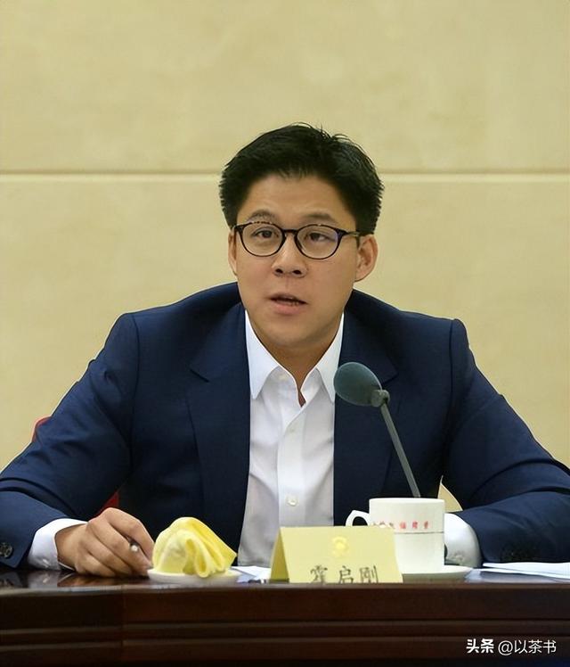 阅兵临近，霍家三父子一张北京合照暴露真实处境，目的果然不一般