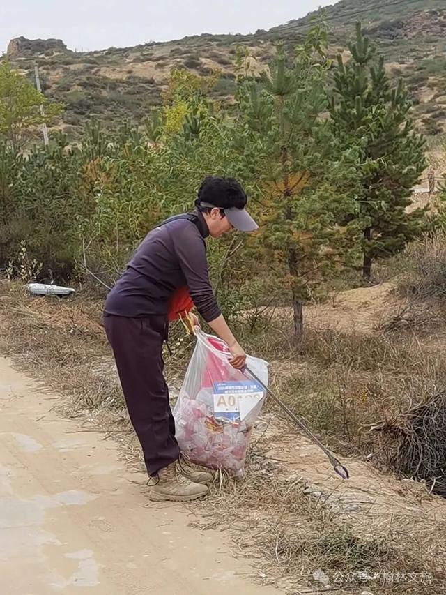 赛后无痕清理，践行绿色徒步——榆林首届长城（沙漠）重装徒步赛彰显环保担当
