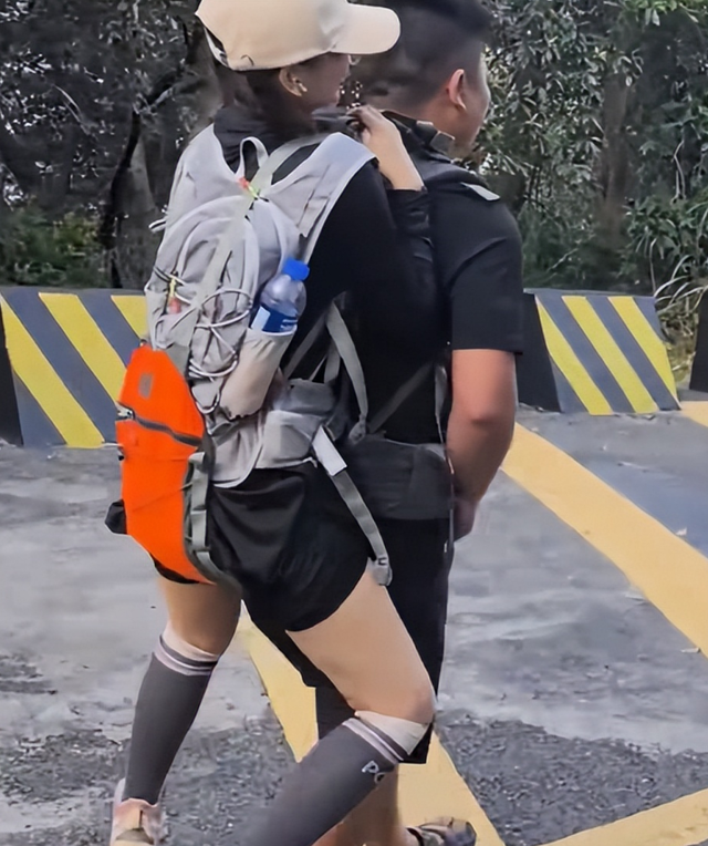 广东女子登山脚崴，被陌生小伙背40分钟下山，恶心的一幕出现了