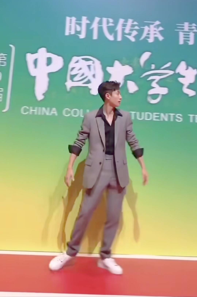 张一山要么不出来 一出来就是帅 这西装一穿 咋感觉他就是越来越帅了