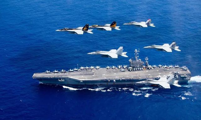 特朗普看完阅兵直播，下令8架战机飞过白宫，现场过一把阅兵瘾