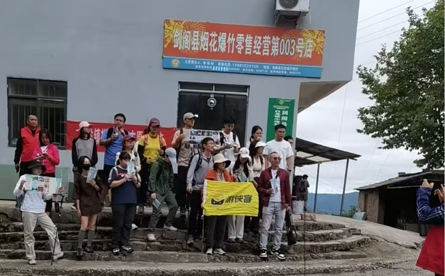 剑阁县白龙镇“双节”开启“宠客”模式