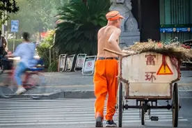 环卫工人工资谁来定？外包公司到底赚了多少环卫工人的血汗钱？图片