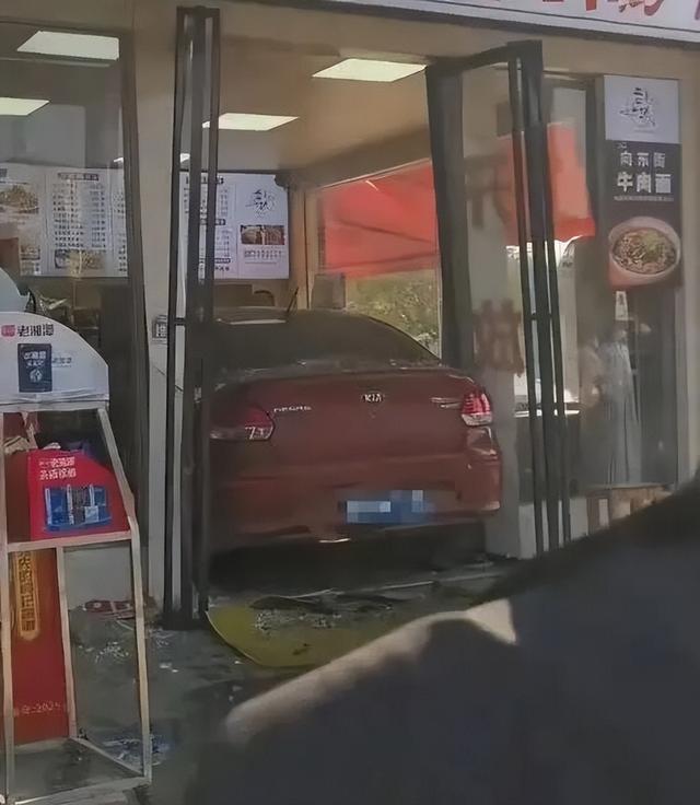 湖南娄底一小车撞飞石墩冲进面馆，店内有人躲闪不及被撞翻在地，开车的是一名女子	，可能是把油门当刹车踩了