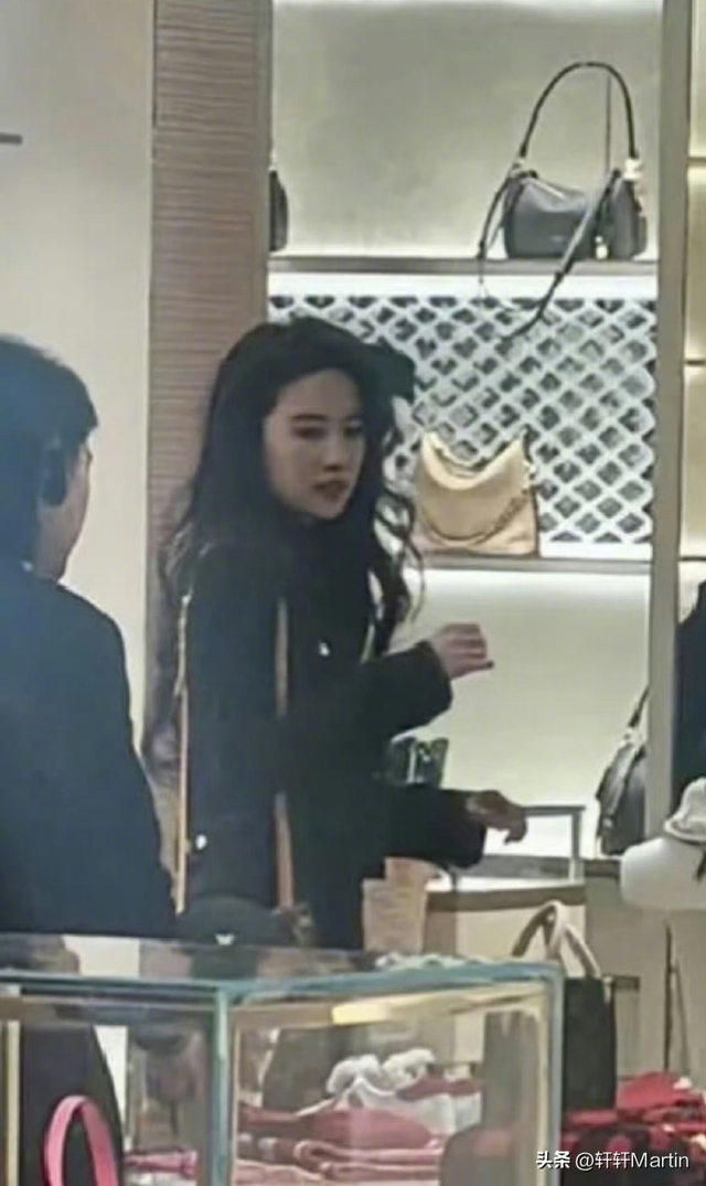 刘亦菲逛LV店被偶遇，试衣专注忘镜头，网友：这“骨相”太能打了