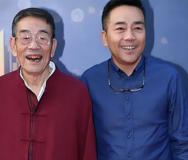 63岁杨议收美女徒弟	，女生穿得花枝招展鞠躬敬茶，牵手贴脸引争议