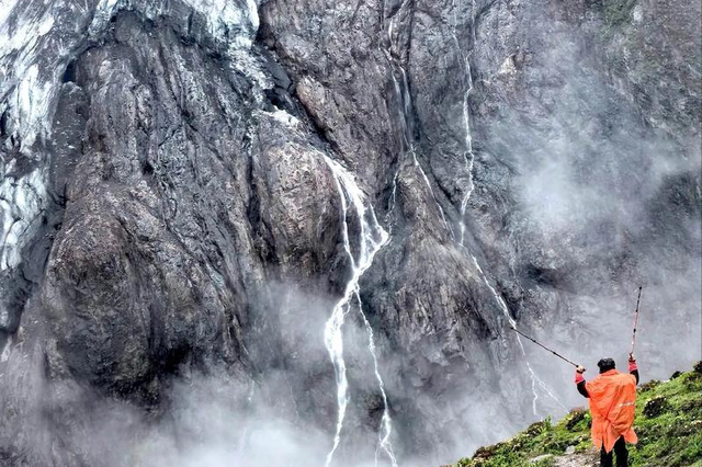 珠峰登顶路拥挤，梅里雪山海拔仅6740米，为何无人能登顶？