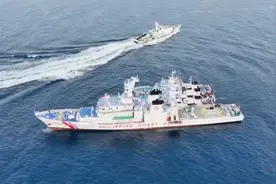 中国万吨巨舰步步逼近，距离菲舰最后670米，南海清场倒计时？图片