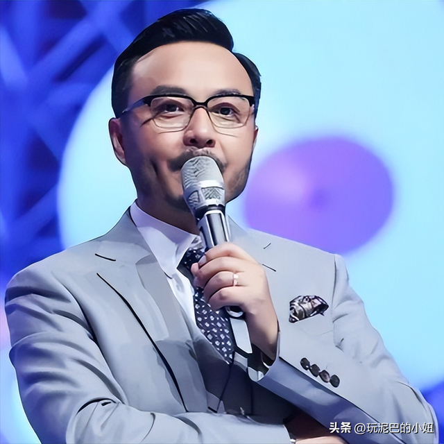 51岁汪涵现状:常年居住在长沙,穿人字拖嚼槟榔,大烟斗不离身