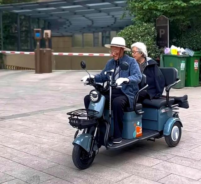 低速四轮车被禁后，新型接娃方式出现！网友：这下可好，不禁不罚