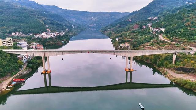 云阳养鹿镇：一江碧水，两岸春秋