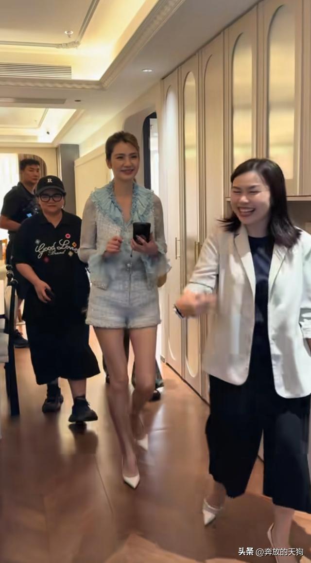 网友偶遇香港女演员洪欣，这身高太高了，目测得有1米8！