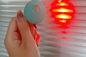 酒店防偷拍保命攻略：进门先摸这个开关！3分钟揪出隐藏摄像头图片