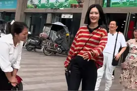 谢娜回四川老家，全素颜与路人合影，旁边79岁老父亲笑得一脸欣慰图片