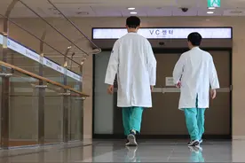 亏惨了！韩媒：实习医生罢工，首尔两家大型医院预计今年将亏损约897亿韩元图片