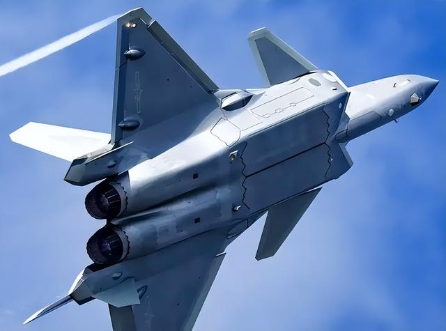 中美差距那么大？张召忠：美国就算一动不动	，中国20年也追不上！