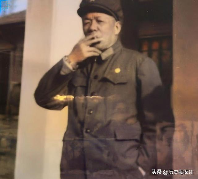 韩先楚夫人有多美？1970年的珍贵留影，她50岁容貌出众天生丽质