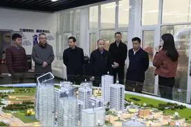 民建企业家会员组团赴城陵矶新港区考察图片