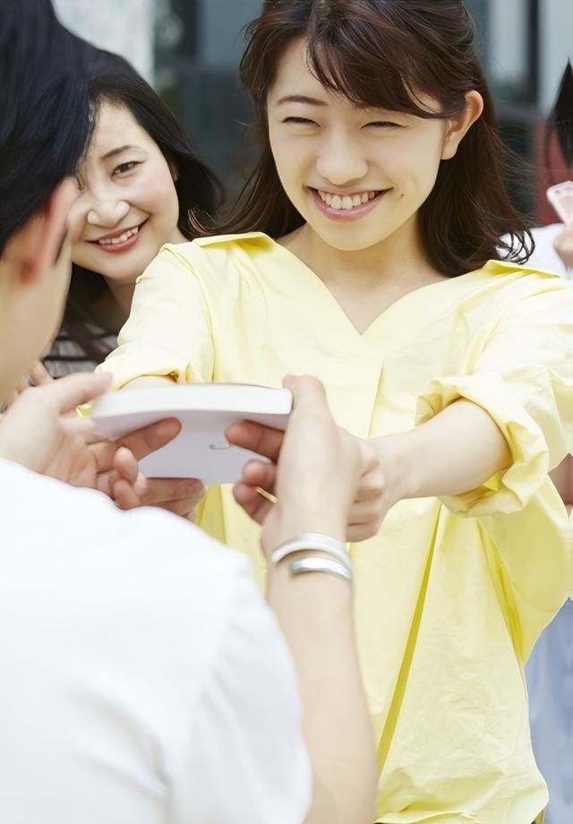 一半是“女神礼物”，一半是独立宣言？iPhone沦为“虚荣符号”