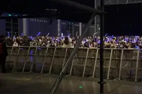 伍佰合肥演唱会大批观众喊退票，粉丝：1280元内场票视觉效果却很差，开唱后就平息了图片