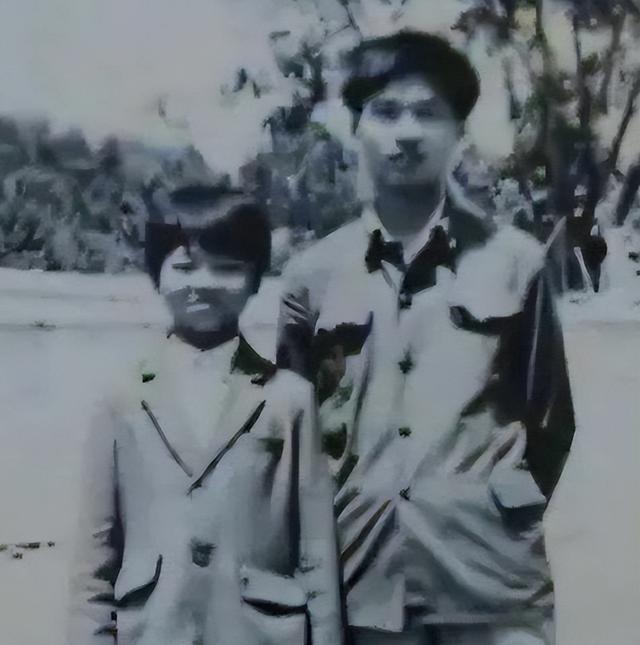 刘强东的两个妹妹：一个已经去世，一个有钱有颜	，陪在父母身边