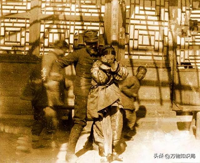 老照片：晚清时期，一名被浸猪笼的女子，躺在地上，民众冷漠围观