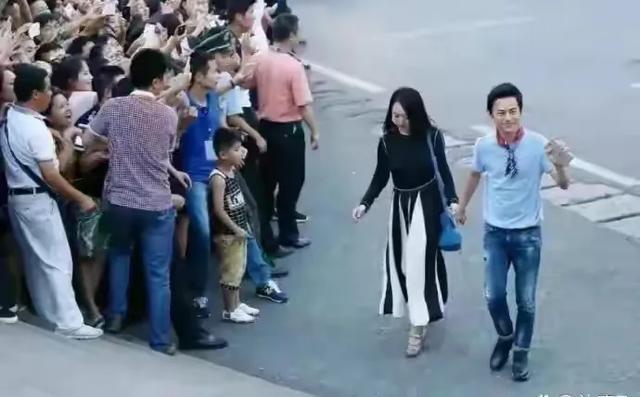 何炅和杨钰莹街头牵手 画面温馨 何炅年事已高 杨钰莹依然美丽动人