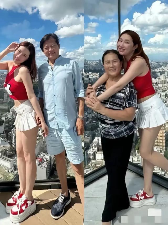 67岁莫华伦与小30岁小娇妻国外旅行，同辈岳母罕见露面，娇妻很美