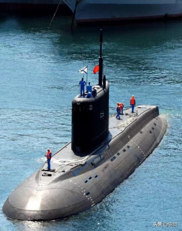 俄军黑海舰队司令气得吐血：乌克兰血洗俄军军港，潜艇遭袭大爆炸