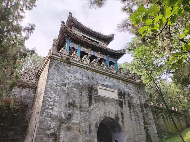 为什么说 谐趣园 嘱新楼的对联可能是挂反了？